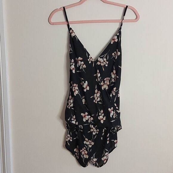 Olivaceous floral romper sz. S - Picture 1 of 7